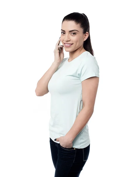 Kvinna pratar på mobiltelefon — Stockfoto