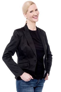 kadının elleri ceplerinde poz