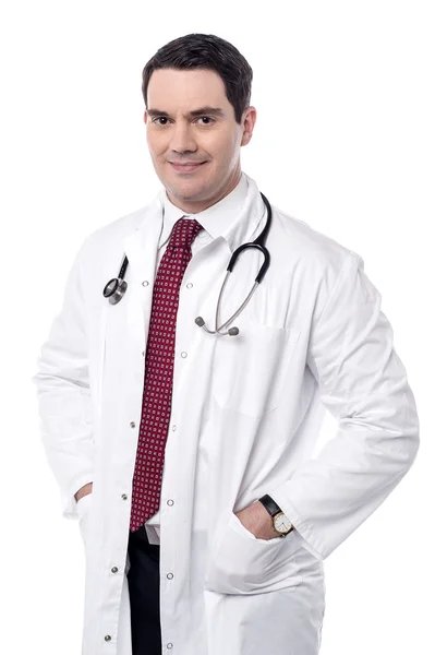 Esperto medico maschio in camice bianco — Foto Stock