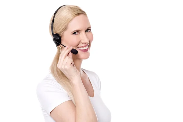 Customer support executive talking to her customer — Stock Photo, Image