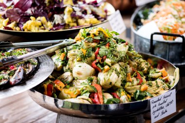 Açık büfe salata seçimi