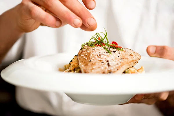 Chef-kok finishing touch toe te voegen aan tonijn voorgerecht — Stockfoto