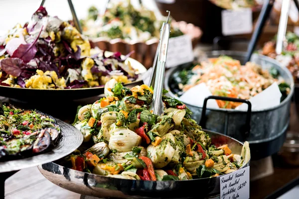 Saladas frescas variadas em um buffet — Fotografia de Stock