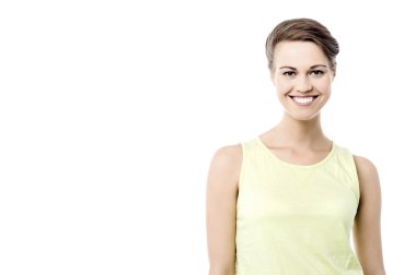 Gülümseyen genç kadın