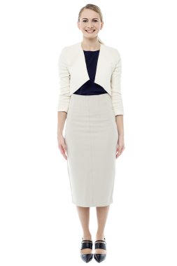 şık elbiseli gülümseyen kız