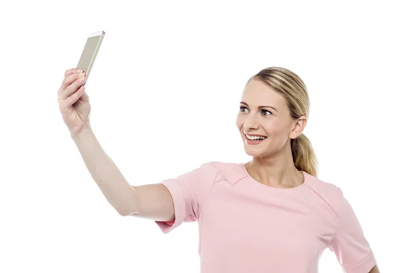 Жінка бере селфі зі своїм смартфоном — стокове фото
