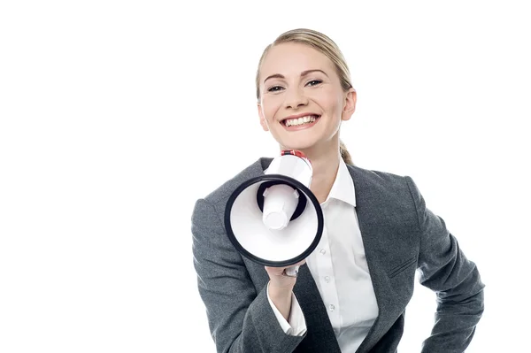 Jeune femme d'affaires avec mégaphone — Photo