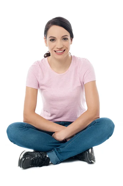 Mulher sentada com pernas cruzadas — Fotografia de Stock