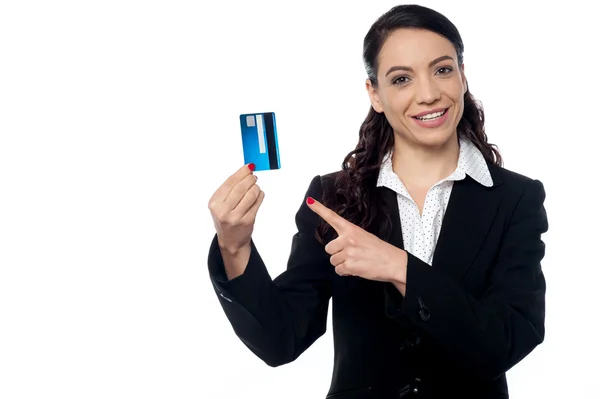 Female corporate executive with credit card — Stock Photo, Image