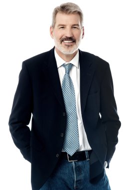 Elleri ceplerinde üst düzey iş adamı