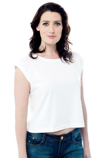 Mulher elegante em t-shirt branca — Fotografia de Stock