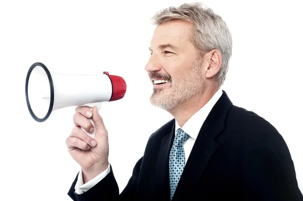 Senior affärsman anläggning loudhailer — Stockfoto