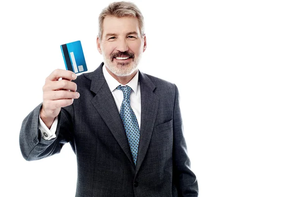 Smiling executive displaying credit card — Stock Photo, Image