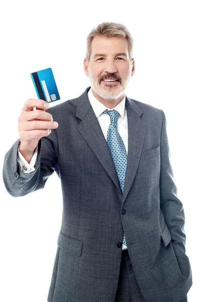 Anciano hombre de negocios mostrando tarjeta de crédito — Foto de Stock