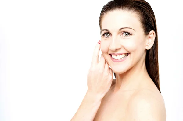 Woman posing with bare shoulders — Stock Photo, Image