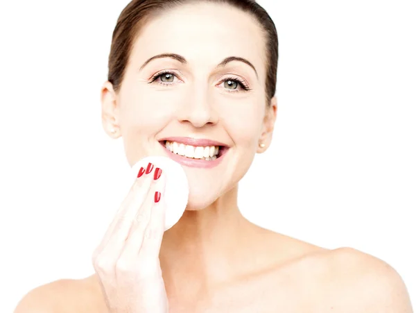 Woman cleaning her face with cotton — Stock Photo, Image