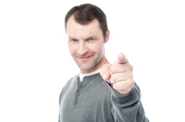 Adam kamerayı işaret ediyor.