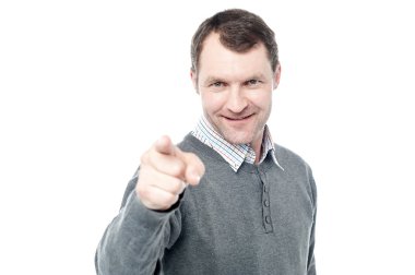 Adam kamerayı işaret ediyor.