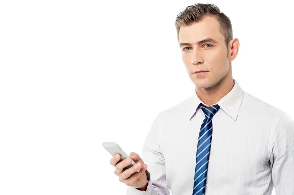 Business professional poserar med sin mobiltelefon — Stockfoto