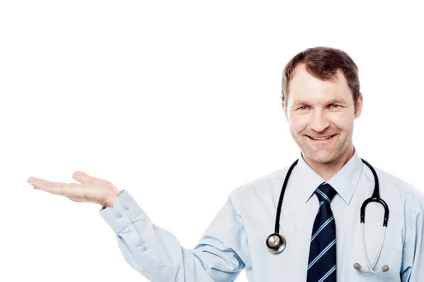 Зрілий чоловічий лікар зі стетоскопом — стокове фото