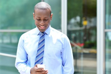 Cep telefonu kullanan iş adamı