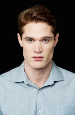 Kameraya bakarak yakışıklı erkek modeli