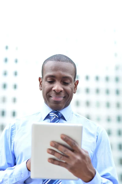 Zakenman met een tablet pc — Stockfoto