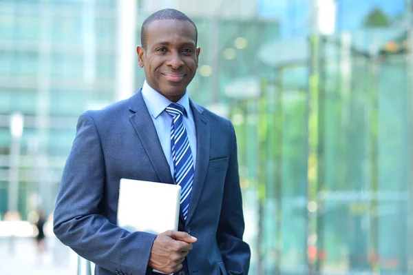 Schöner Geschäftsmann posiert mit Tablet-PC — Stockfoto