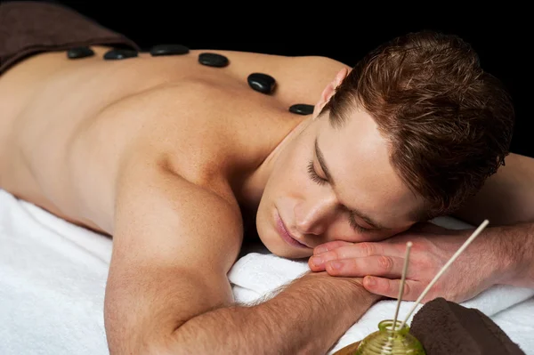 Man getting lastone therapy — Stock Photo, Image