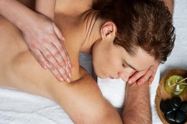 Jonge man terugkrijgen van massage — Stockfoto