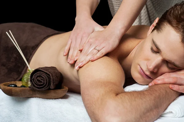 Ung man får massage — Stockfoto
