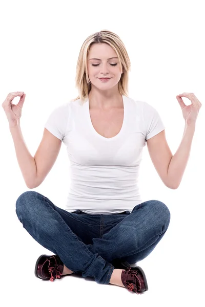 Mediterar kvinna sitter i pose Lotus — Stockfoto