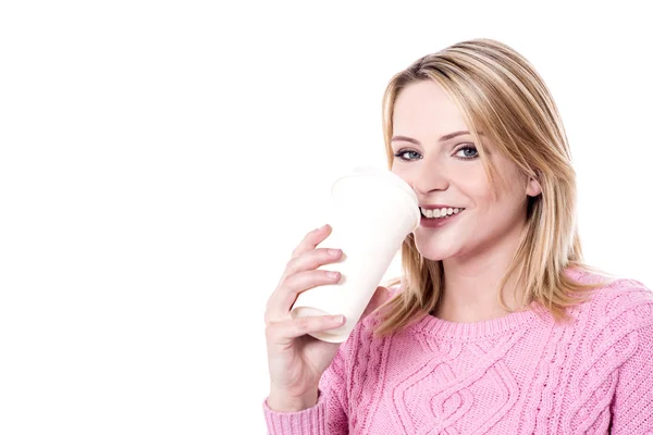 Sonriente mujer teniendo bebida — Foto de Stock