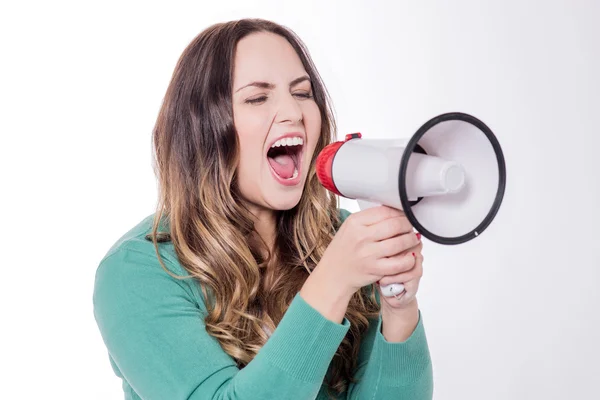 Mujer joven gritando en un megáfono — Foto de Stock
