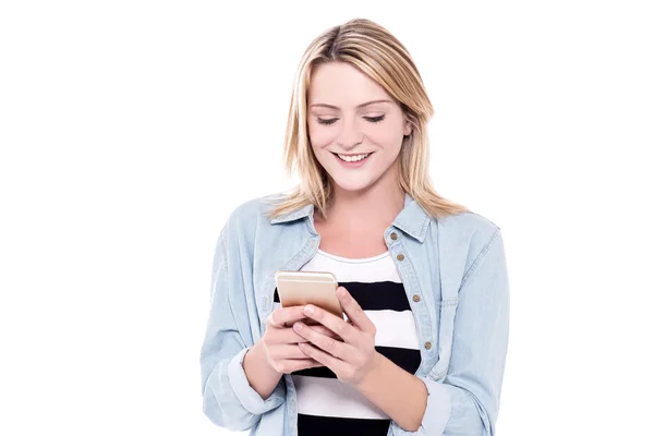 Frau liest SMS auf Handy — Stockfoto