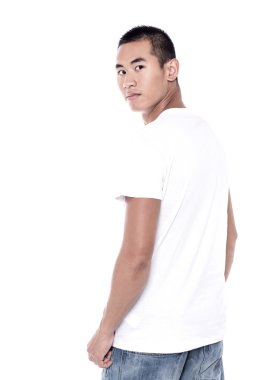 Genç adam omzunun üzerinden bakarak