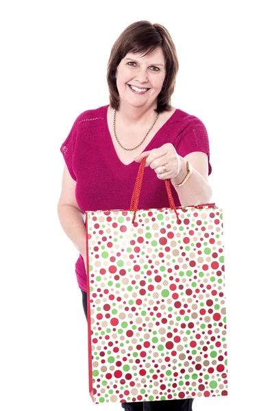 Mulher velha mostrando saco de compras — Fotografia de Stock