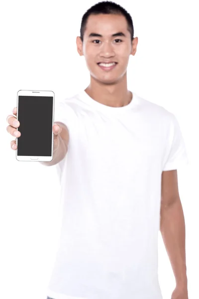 Jeune homme affichant un nouveau téléphone portable — Photo