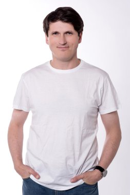 Elleri ceplerinde olan yakışıklı adam