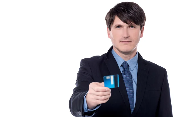 Mužské výkonný nabízející platební kartou — Stock fotografie
