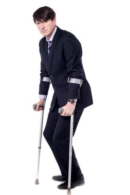 Genç işadamı onun koltuk değneği ile poz