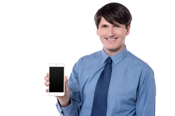 Businessman showing his mobile phone — Stock Photo, Image