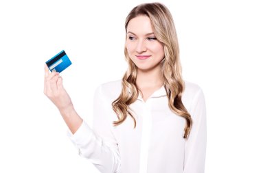 Kredi kartı tutan genç bir kadın.