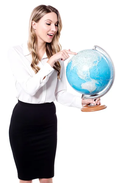 Mooie jonge vrouw bedrijf globe — Stockfoto