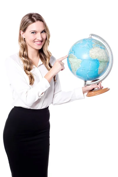 Mooie jonge vrouw bedrijf globe — Stockfoto