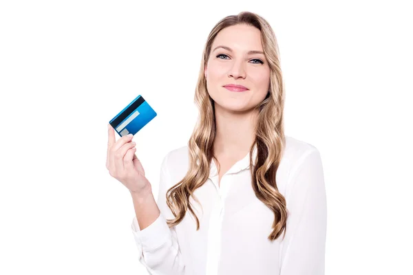 Hermosa dama mostrando tarjeta de efectivo —  Fotos de Stock