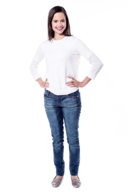 elle bel üzerinde duran kadın