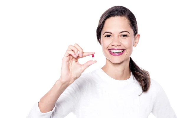 Young woman showing a tablet — Stock Photo, Image