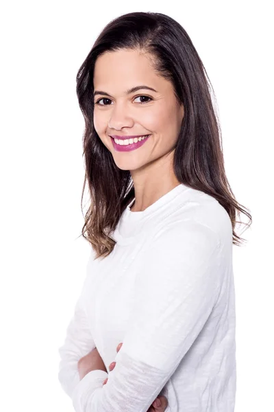 Mujer joven con brazos cruzados — Foto de Stock