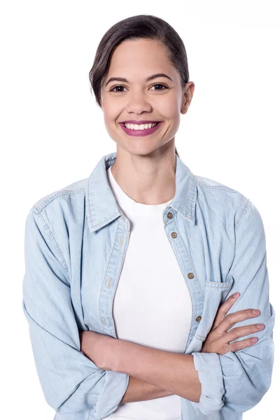 Chica sonriente con los brazos cruzados —  Fotos de Stock